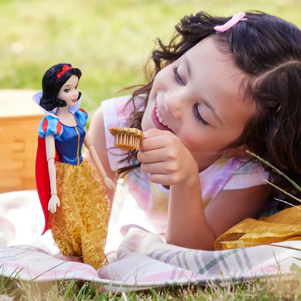 Disney Snow White Classic Doll – 11 1/2'' 4 Disney Snow White Classic Doll – 11 1/2'' - Image 4